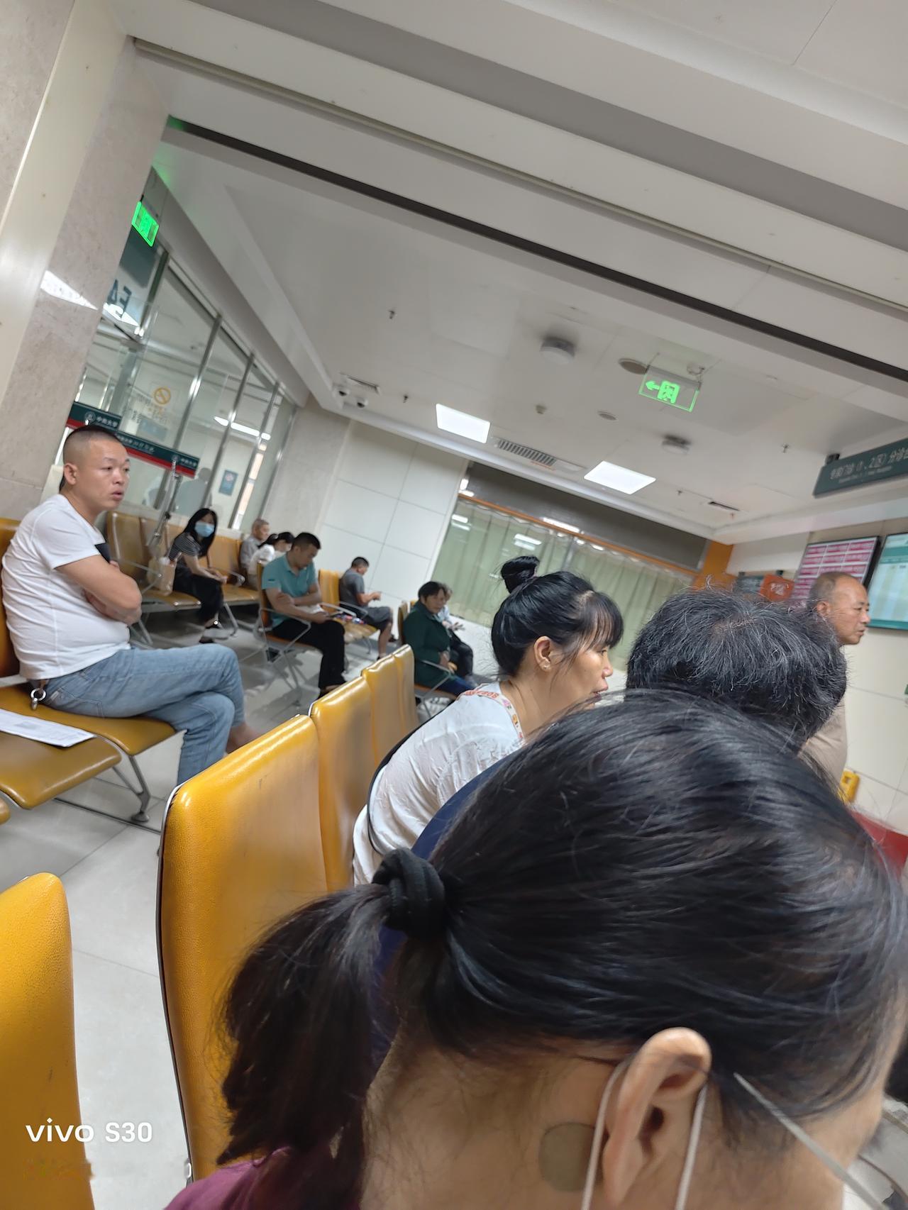 今天到了省级医院专家门诊。门诊费300元，我患严重骨质疏松病，背驼，右侧骨结节膨
