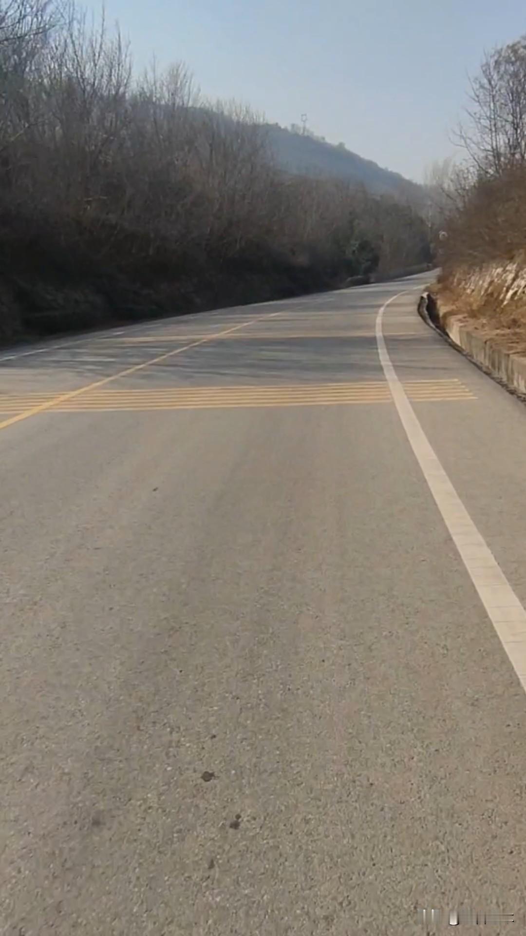 今年过节发现一个现象，就是很多孩子见了长辈几乎不打招呼，或者勉强打个招呼领完红包