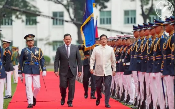 柬埔寨首相洪马奈访问菲律宾，受到小马科斯总统热烈欢迎。小马科斯极端亲美亲日，绝对