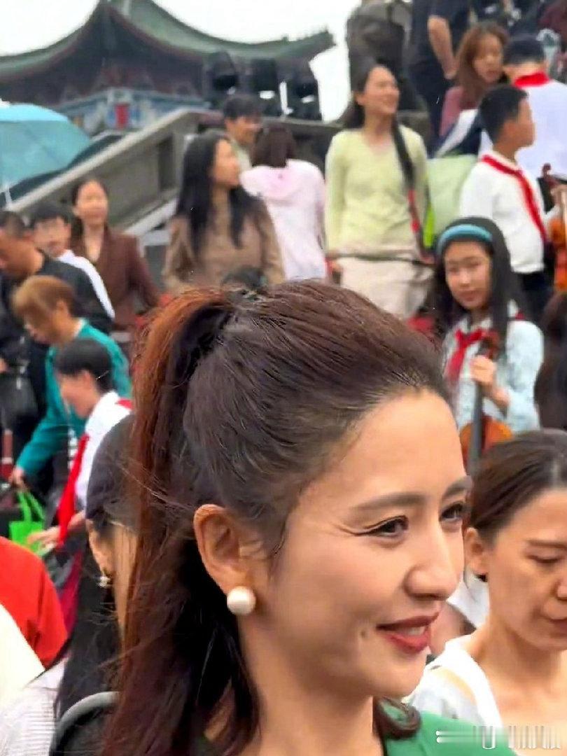 佟丽娅原相机无厚重滤镜，眼角细纹、白发与干枯发丝清晰可见。再贵的护肤品也难抵挡岁