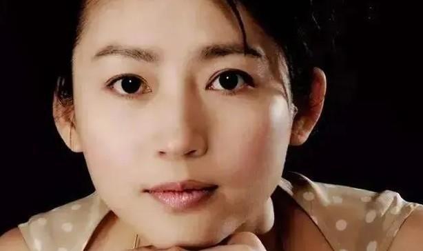 1996年，王小丫和大学老师吕成功结婚了。婚后，吕成功下海经商，王小丫前往北京发