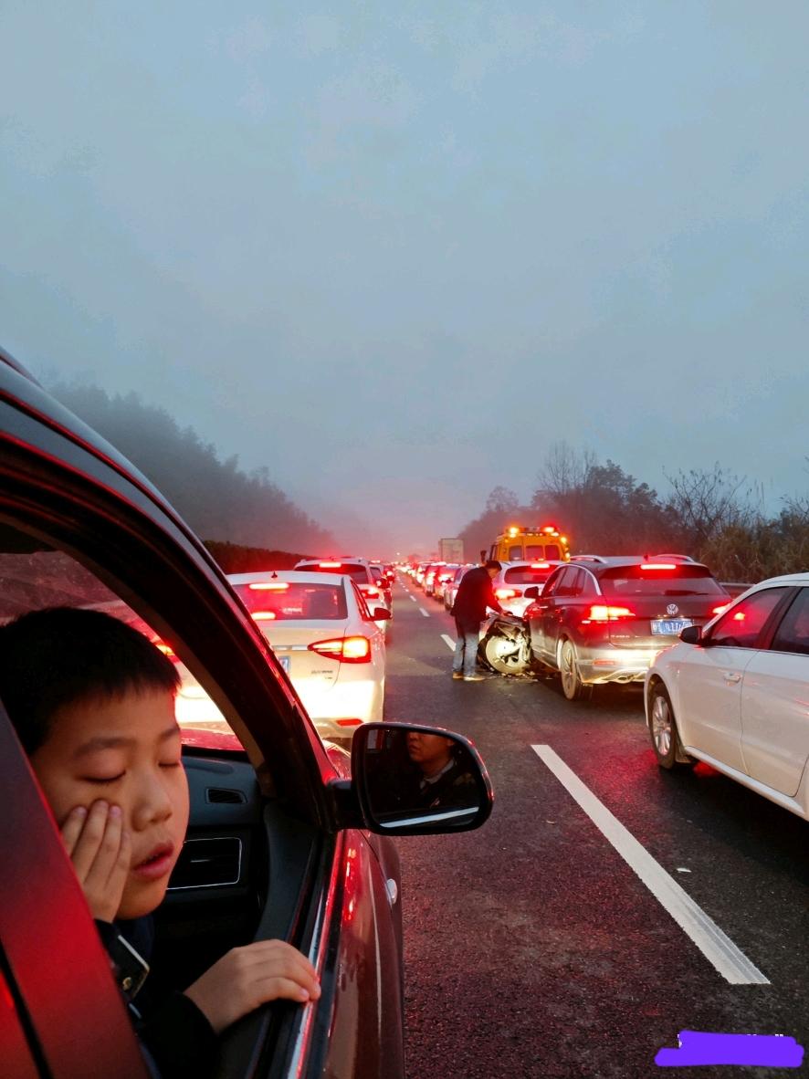 凌晨5点的高速堵到绝望！提前3小时出发的人，终究败给了“早走早到”的执念“