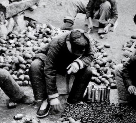 1944年，八路军兵工厂因为缺黄铜，无法生产子弹，一个农民知道后，就来到