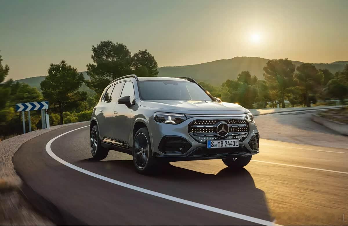 近日，我们从梅赛德斯-奔驰官方获悉，旗下全新一代奔驰GLB车型正式发布，新车基于