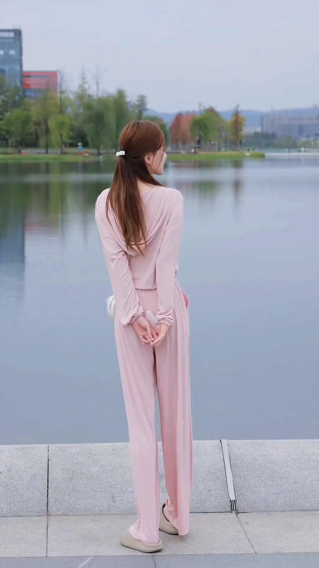 温柔粉穿搭，湖边漫步，静享美好时光