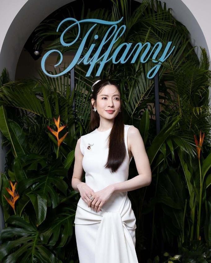 近日，泰剧女神Aff受邀参加Tiffany&Co高级珠宝展，一袭白色长裙尽显