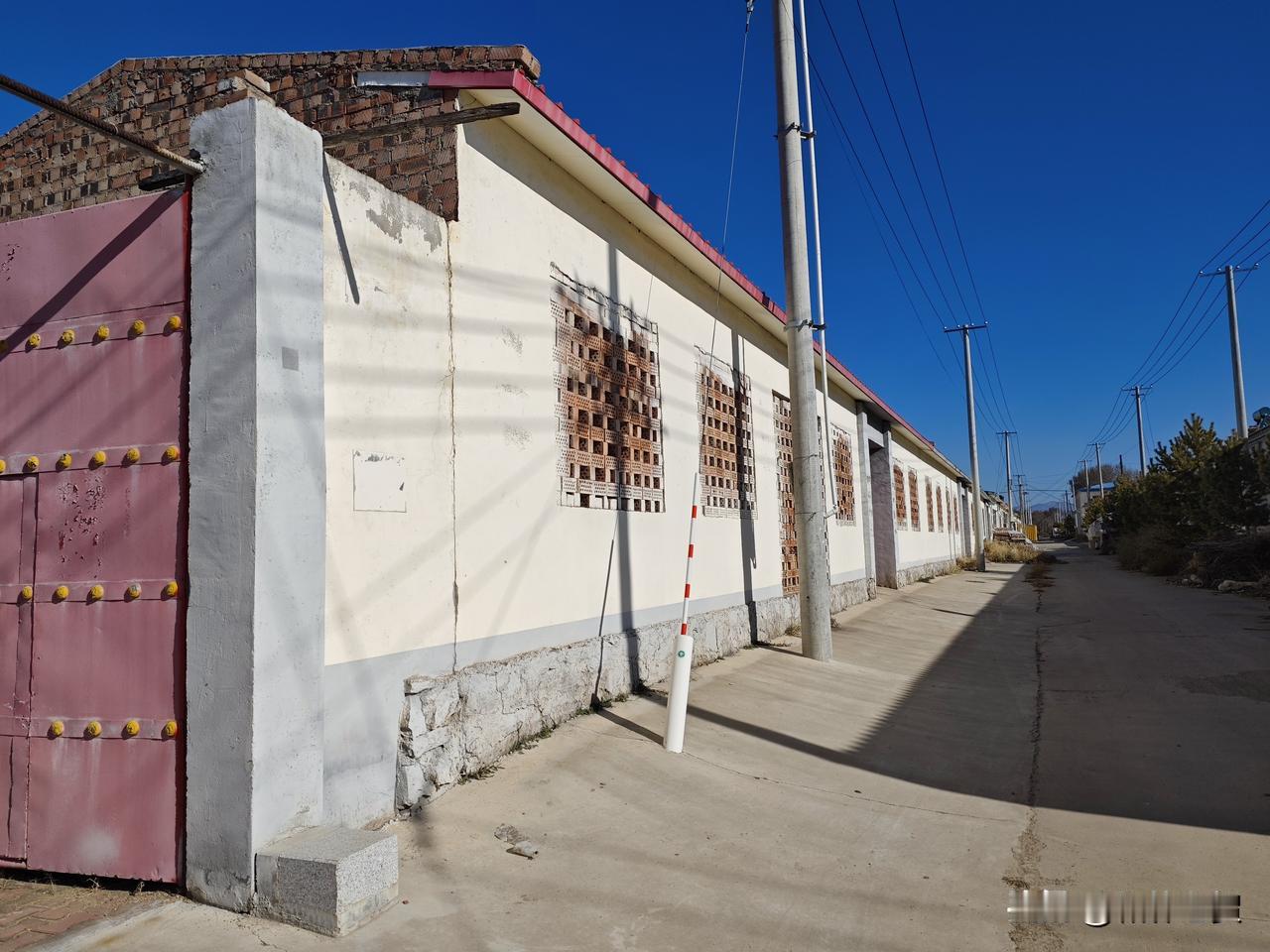 宅基地可以说是农民唯一的固定资产，一旦放开，将会很快失守。搞活乡村经济，可以在集