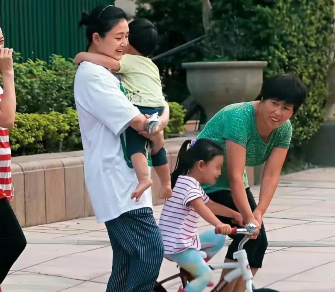箖箖在加拿大参加夏令营，很开心，奶奶还过去和他汇合。小玥儿和爸爸在hk玩的时候，