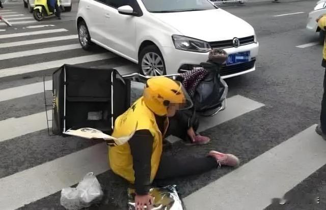 四川成都，一骑手给人送外卖途中遭遇车祸受伤，致10级伤残，因平台为其投了保额60