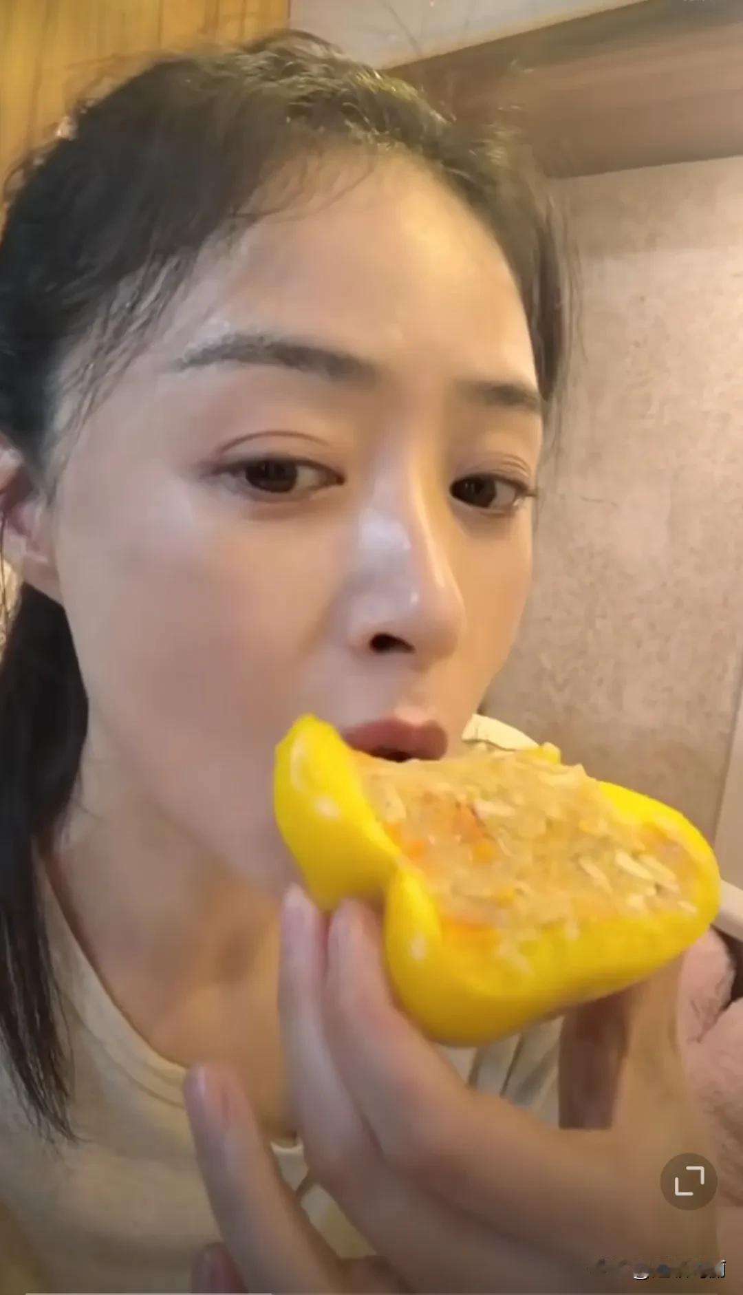 蒋欣在吃关晓彤同款减脂餐，做法如下：牛油果+水煮虾仁剥壳后捏一起，加点黑胡椒橄