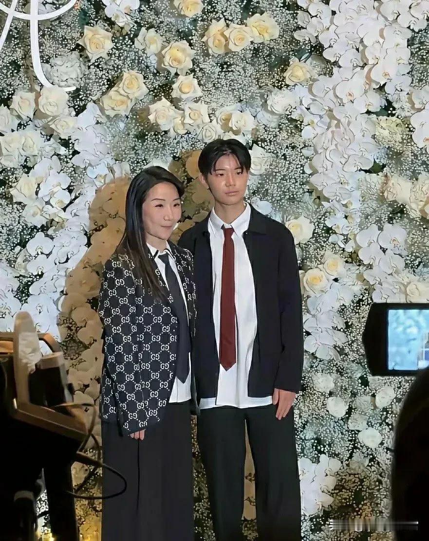 对！你没看错，台D分子陶晶莹身边的这个年轻人是她的女儿，而不是儿子。在旧社会