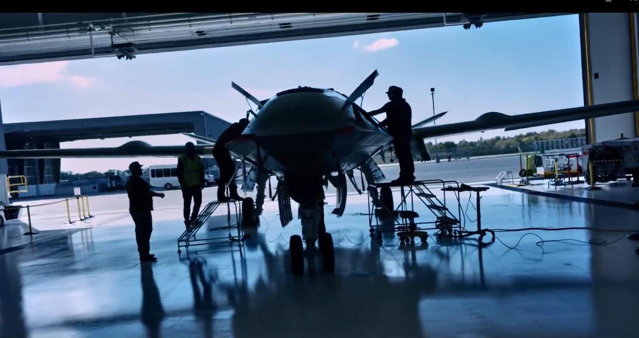 4月25日，美国海军MQ-25“黄貂鱼”完成首次试飞，如果从2018年授予合同开