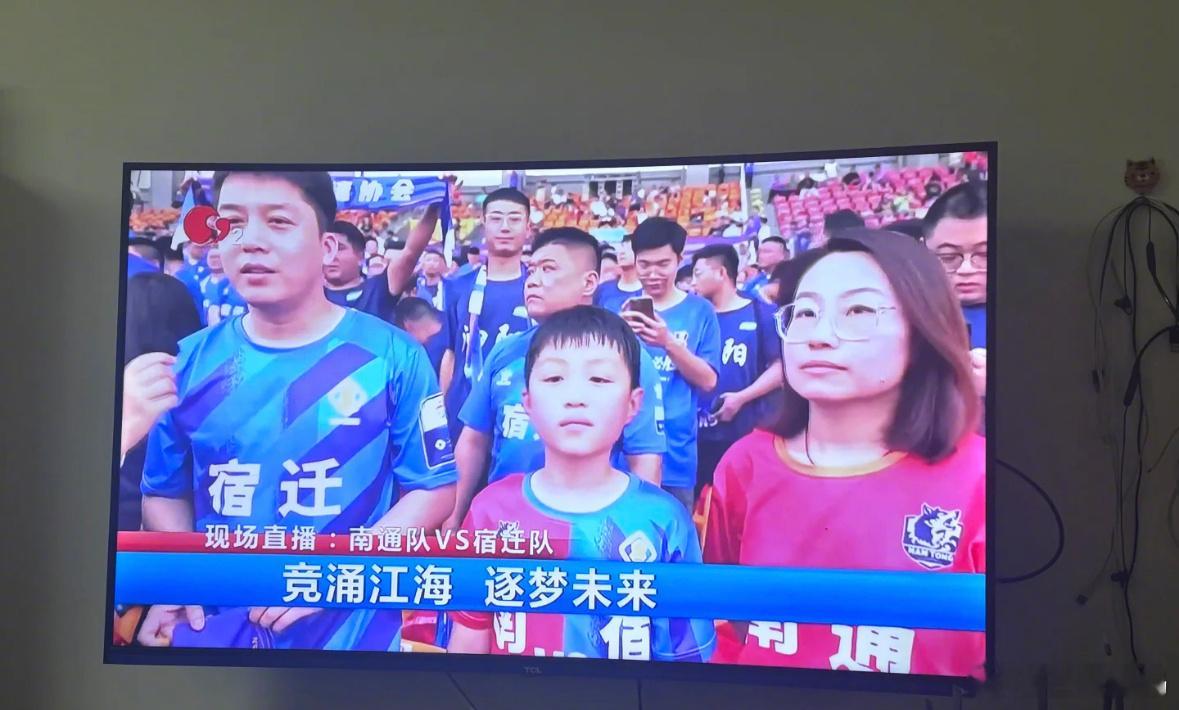 爸爸妈妈支持不同的球队怎么办爸爸：宿迁加油妈妈：南通加油小孩：加油😅​​​