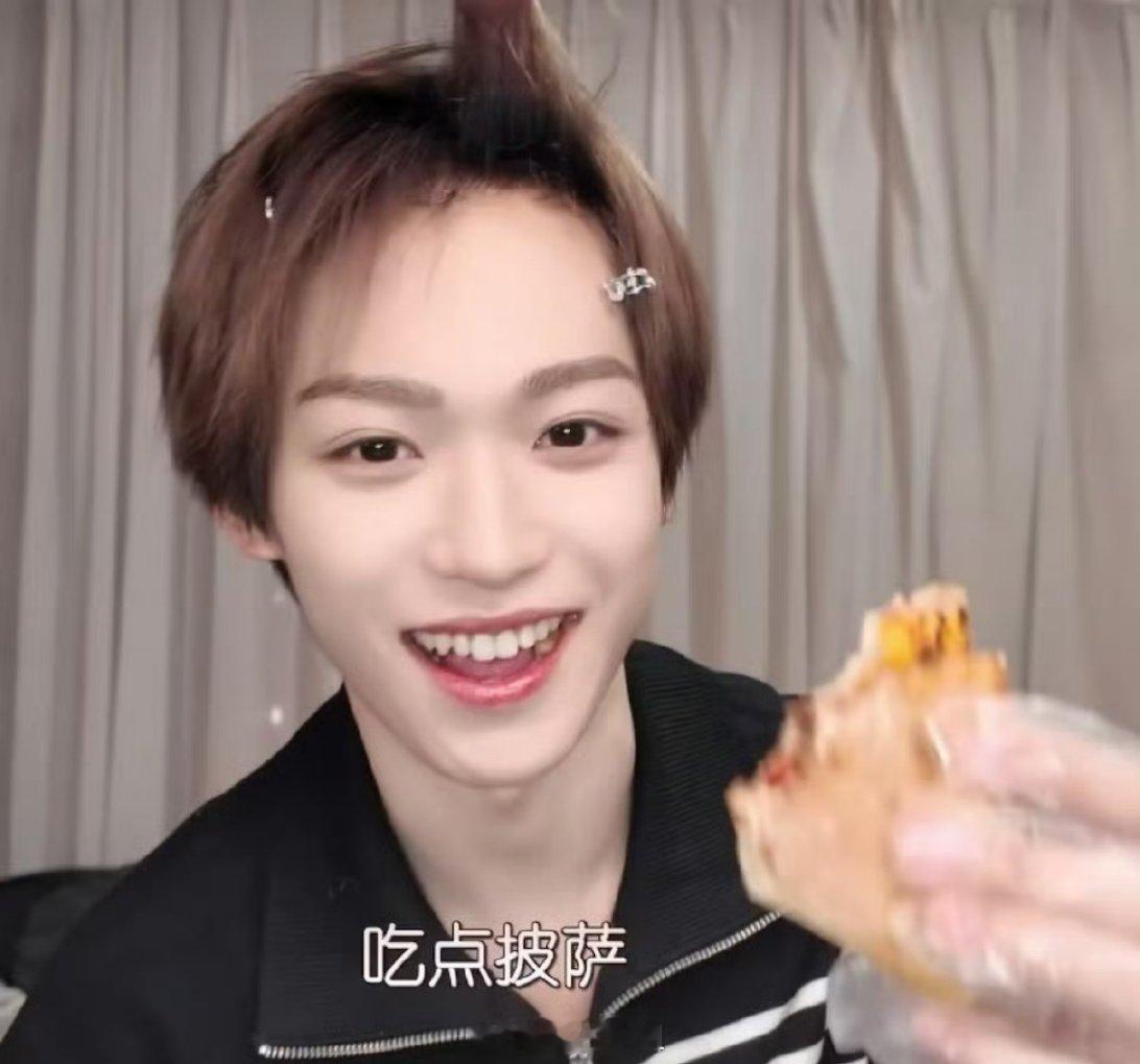 梓渝又开始出来跟粉丝say👋了，还扎了一个冲天辫的头发，多了一番顽皮捣蛋性质