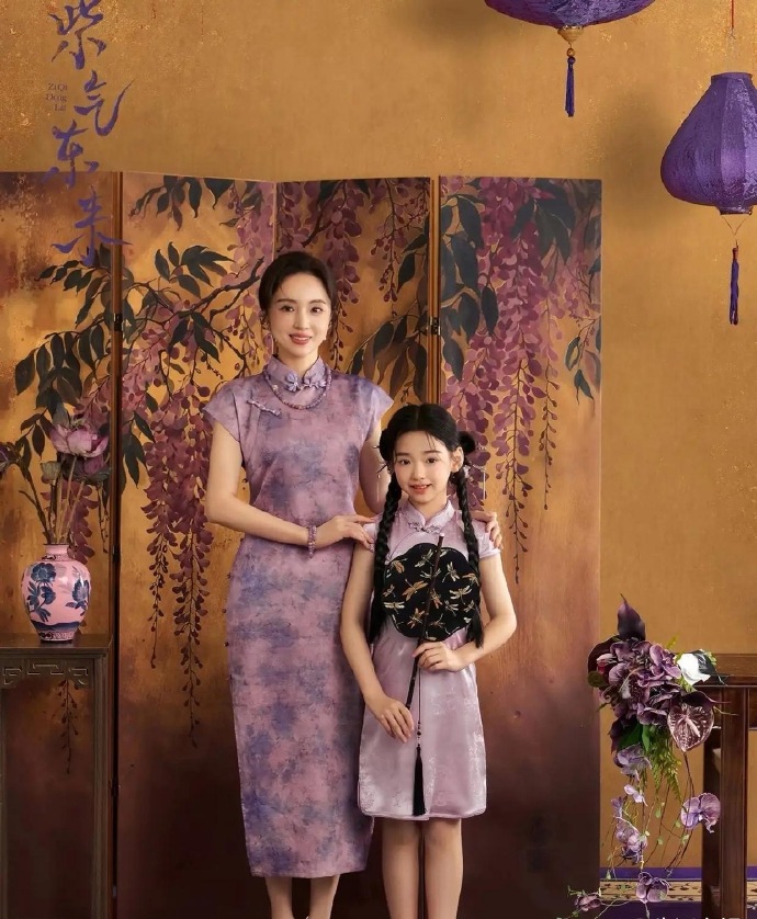 董璇女儿，感觉她真是被老天爷追着赏饭吃，在母女新年合影中表现力惊人，不仅自信和灵