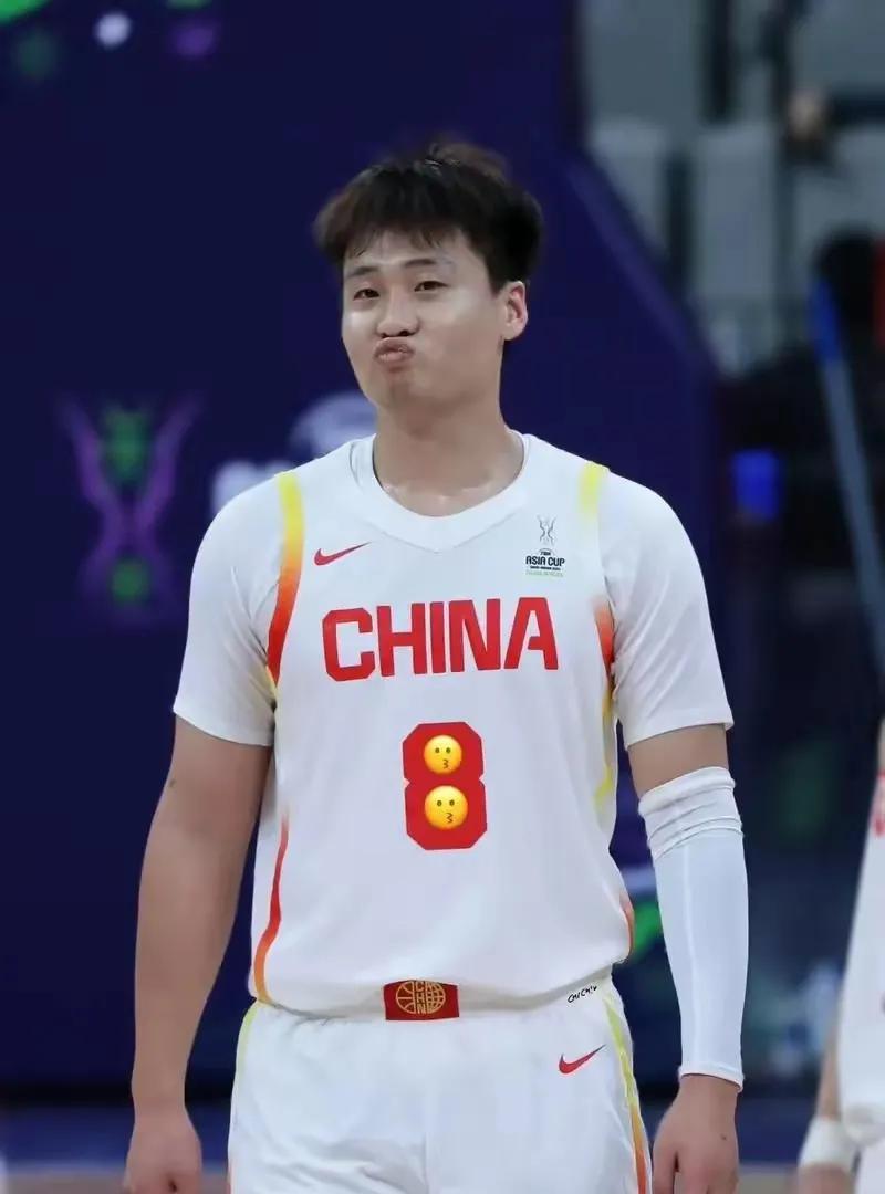 赵睿该不该进中国男篮现在中国男篮12人大名单也定杨翰森，余嘉豪，胡金秋，王俊
