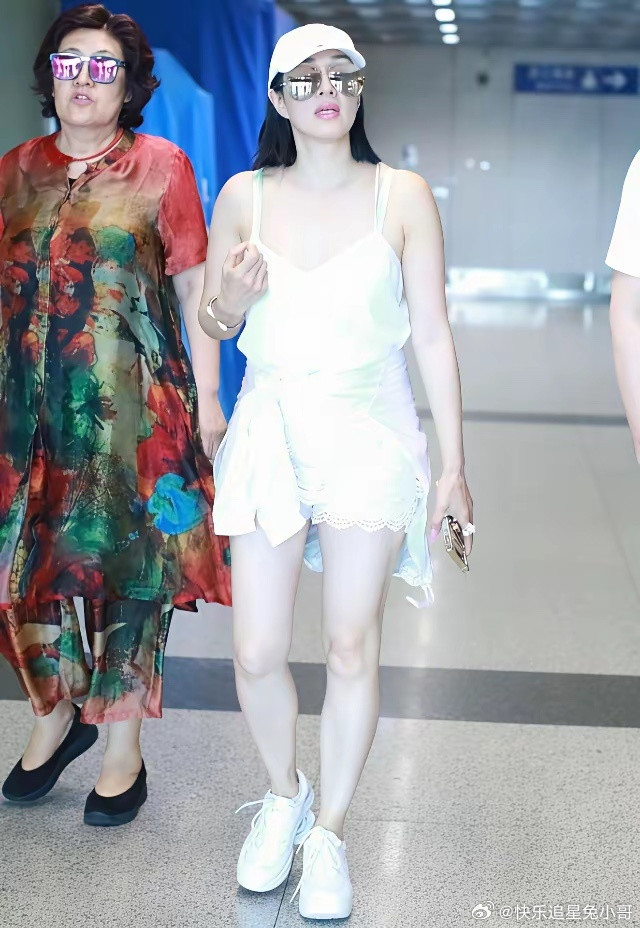 又是钟丽缇，太敢穿了！这次性感女神穿的是少女吊带装，勒出赘肉却尽显身材。