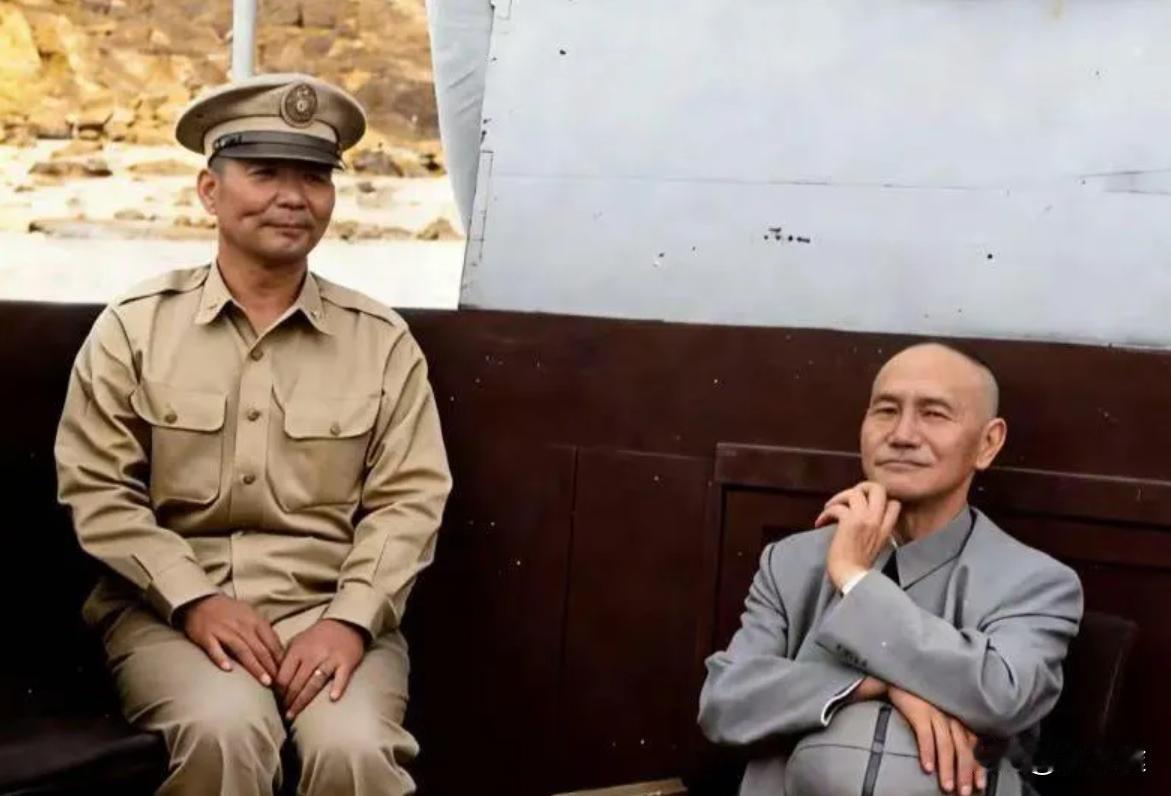 胡琏见到蒋介石，哪怕岁数再大，也依然不敢靠椅背，唯有正襟危坐。胡琏见蒋介石时