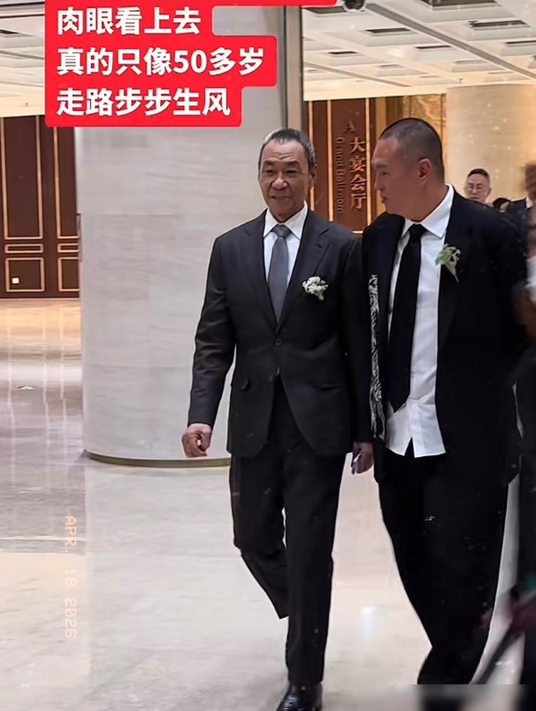 别再吹什么“冻龄”了。80岁的王学圻，是在用肉身给所有中年男演员“上坟”。你