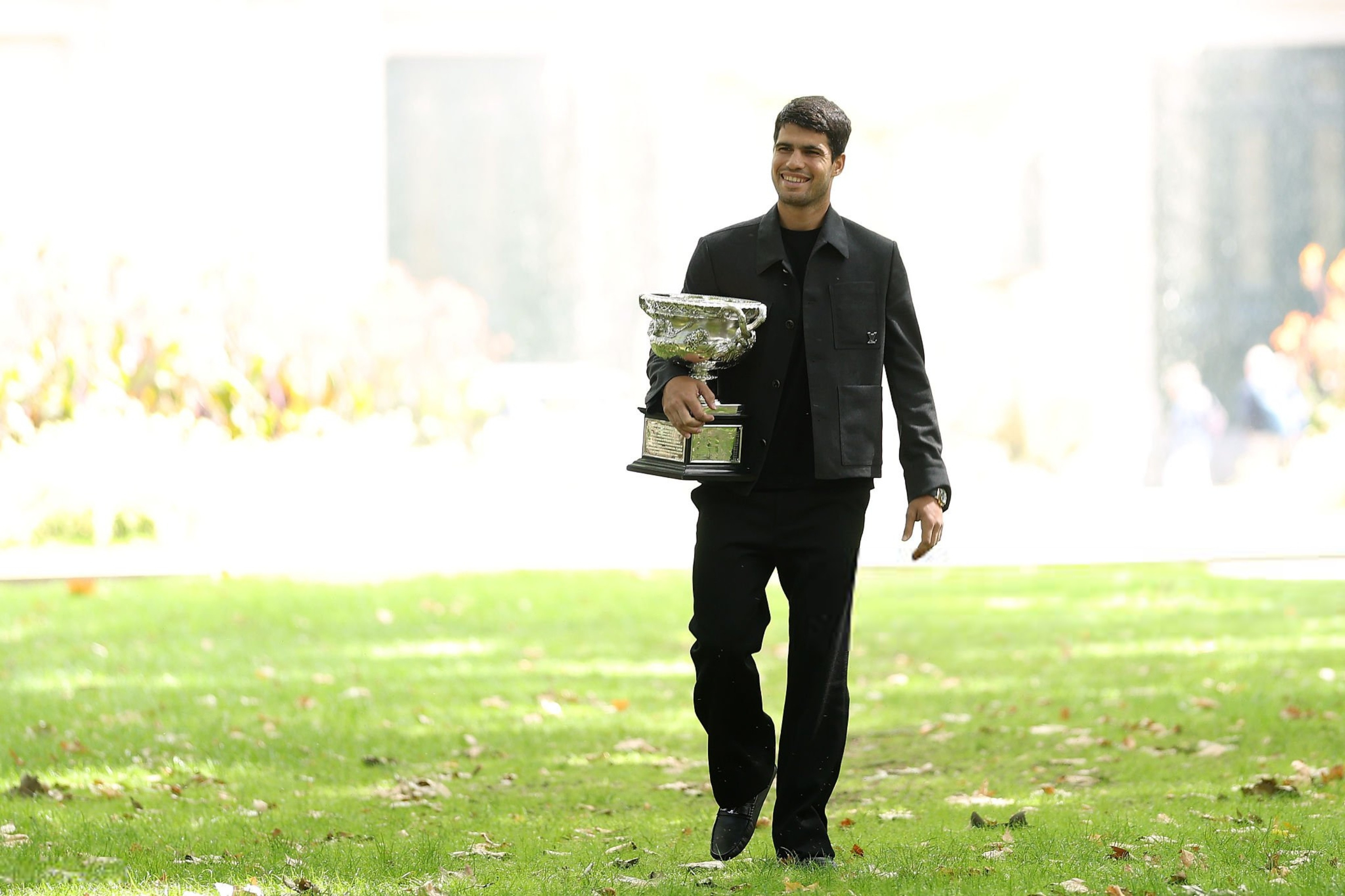 阿尔卡拉斯冠军写真阿尔卡拉斯澳网冠军写真大片奉上，如何评价阿卡今日的穿搭，和诺