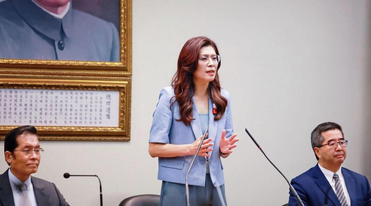 美丽的郑丽文女土今天搭乘上海航空FM852航班，11时30分从台北松山机场起飞，