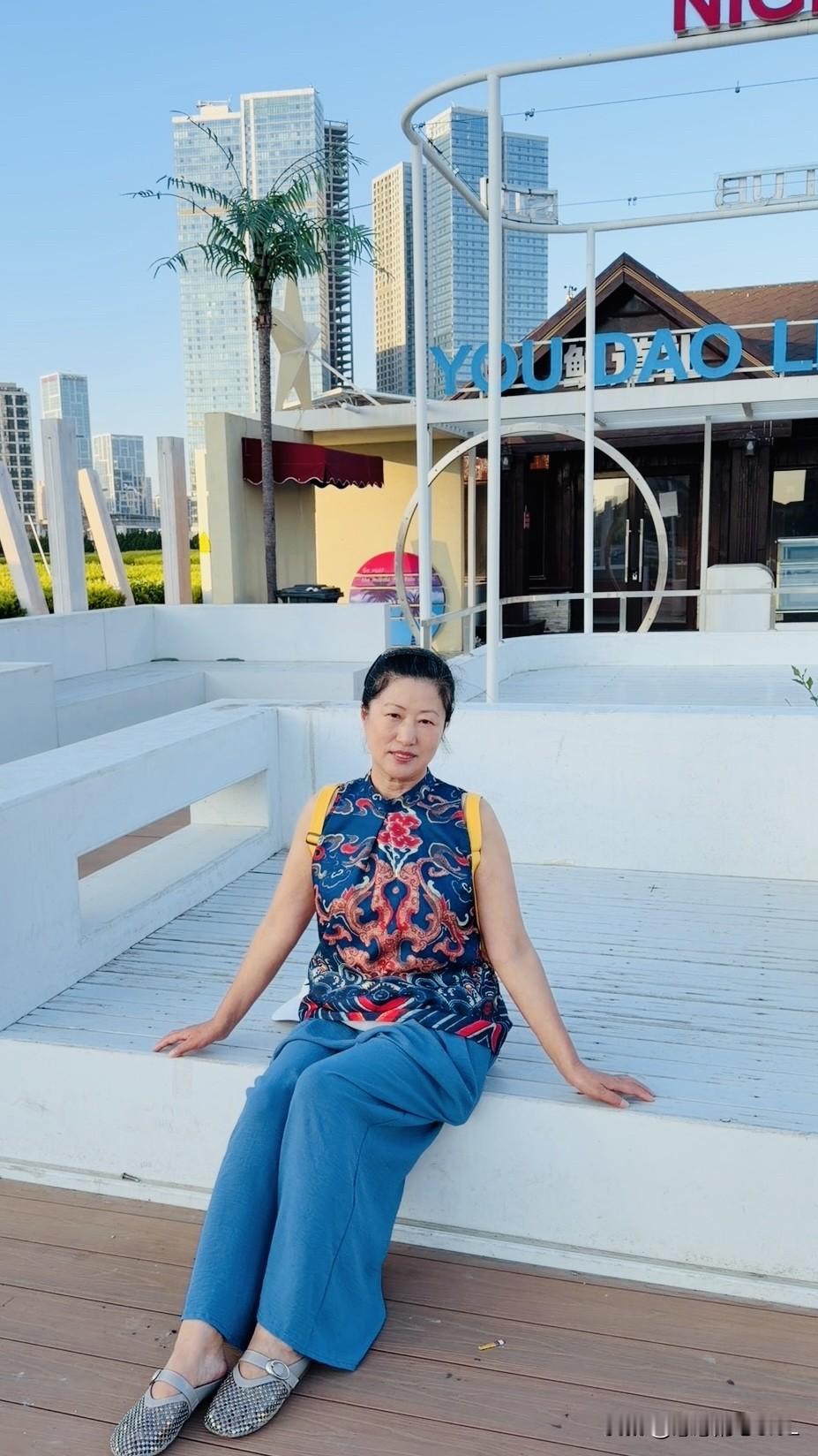 我今天一分钱都没花。女儿今天上班走得早，早上我蒸了一小盆米饭，还有两根香肠。
