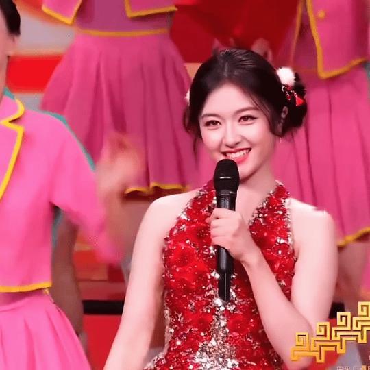 李兰迪春晚舞台美成啥了李兰迪美得喜气洋洋央视镜头下还能美成这样，是真的扛打！脸