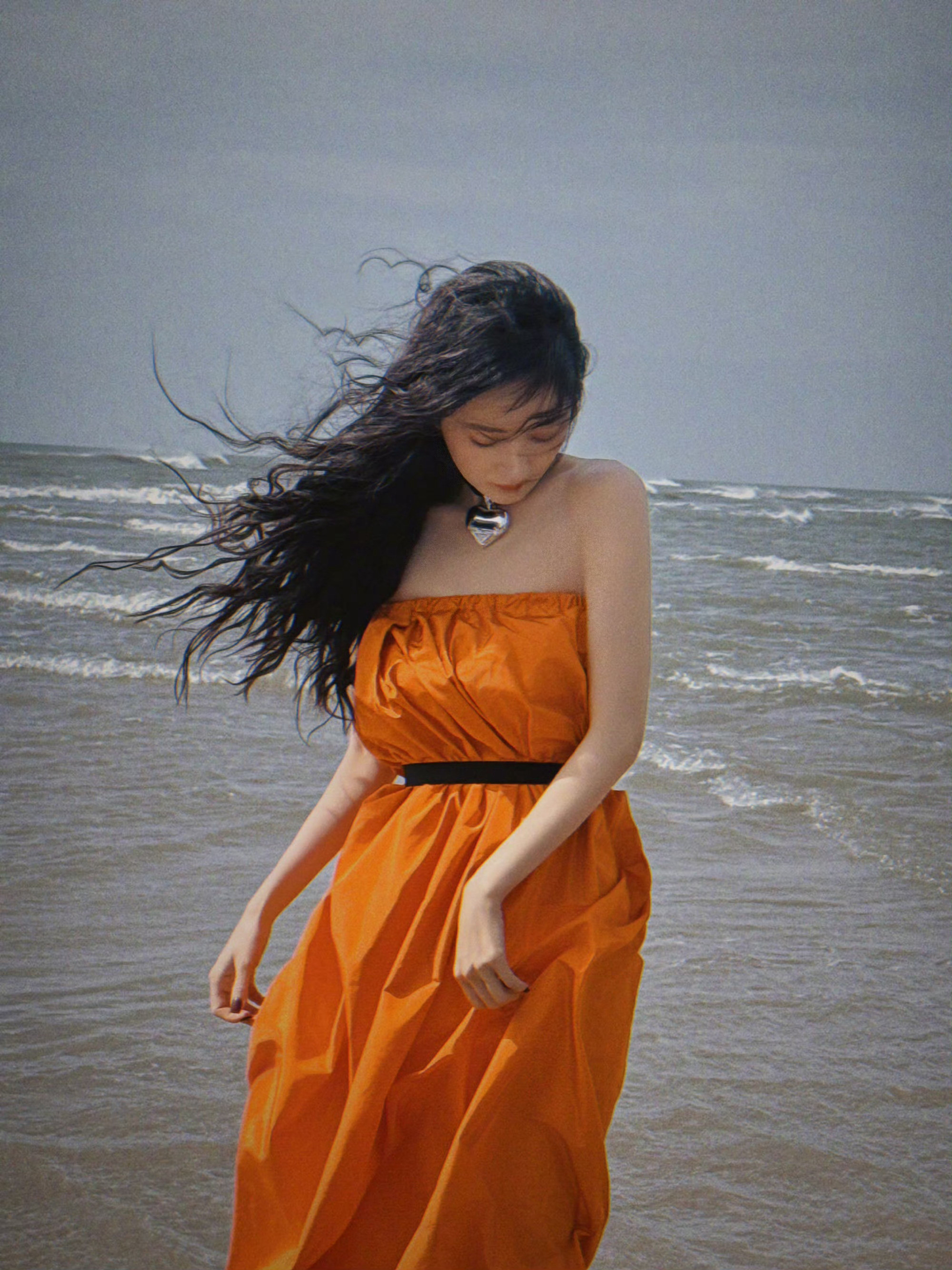 杨幂你看又一个拍婚纱的幂姐海边采访这段也太真实了吧！正聊着天突然眼睛一亮，中气