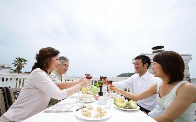 男方到女方家提亲，中午安排在饭店吃饭。饭吃完了，男方没有主动结账，还是女方掏钱结