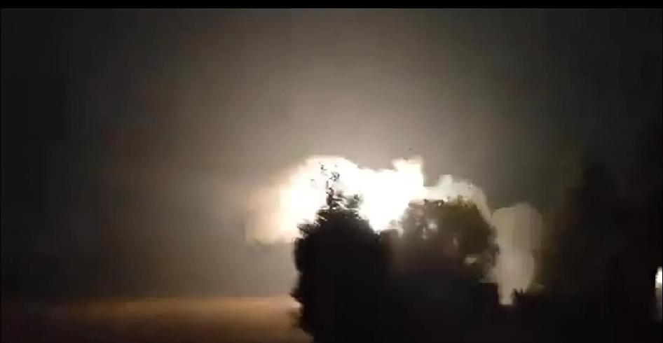 乌克兰守军袭击了俄炼油厂生产俄罗斯喷气式发动机燃料的设施。现场发生爆炸并起火，损