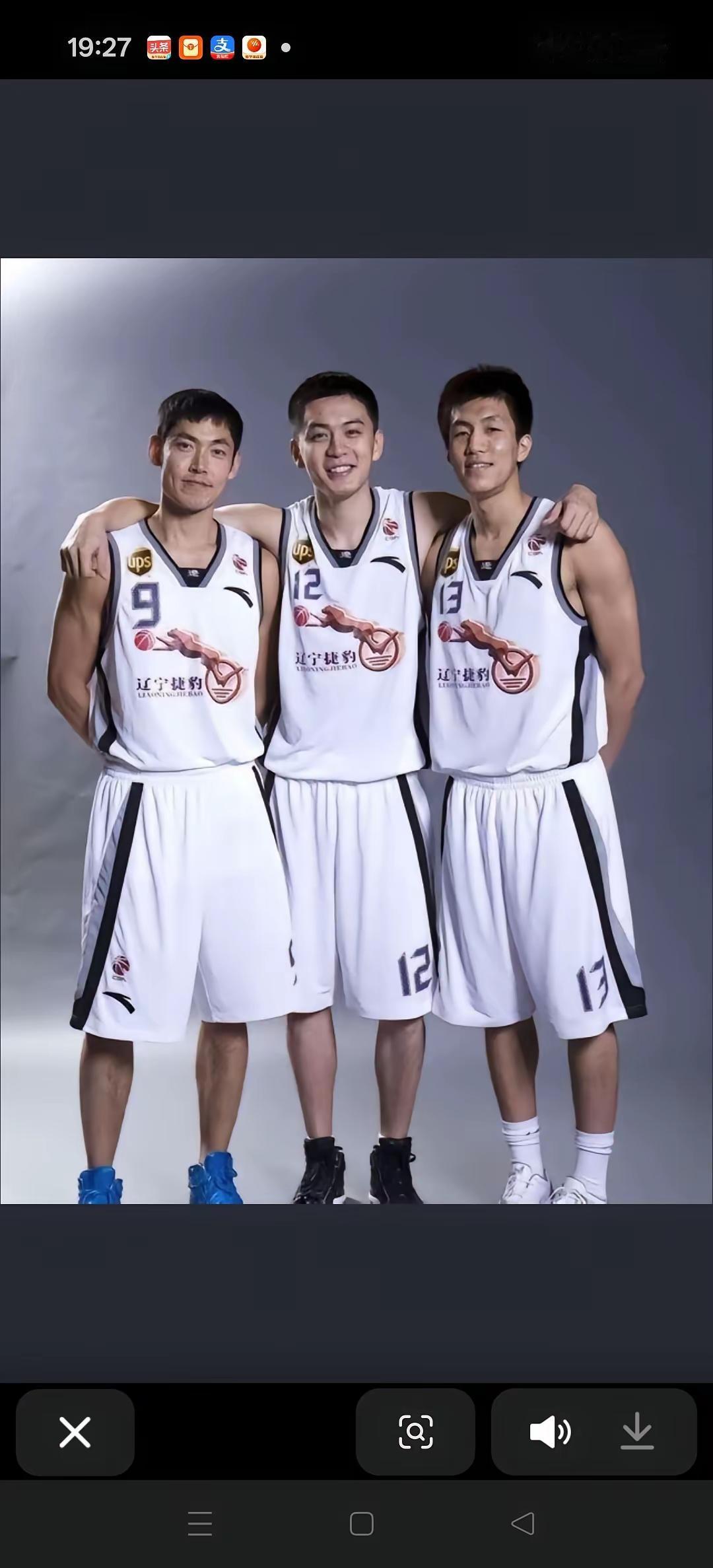 估计有些辽宁球迷都不敢相信，原来张庆鹏，杨鸣和郭艾伦也做过队友。有球迷发了一张当