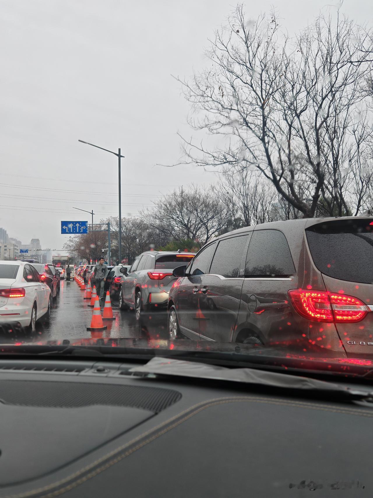 看看人家胖东来，就一个超市，都是从外省来的车，还挤不进去，怎么就能做的这