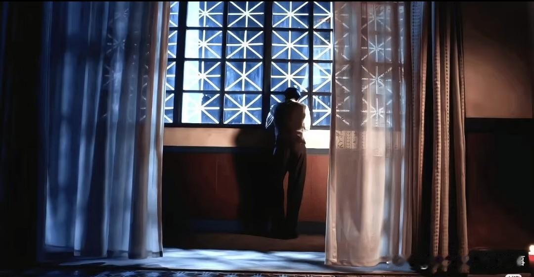 《风与潮》的细节真的戳到我了！何家玻璃窗上贴的米字纹，远看还以为是装饰，没想到是