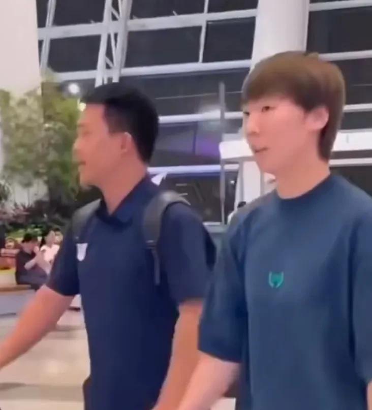 王曼昱在结束乒超联赛第二阶段比赛后，昨晚连夜离开厦门回京。鳗鱼是由鲁能工作人员