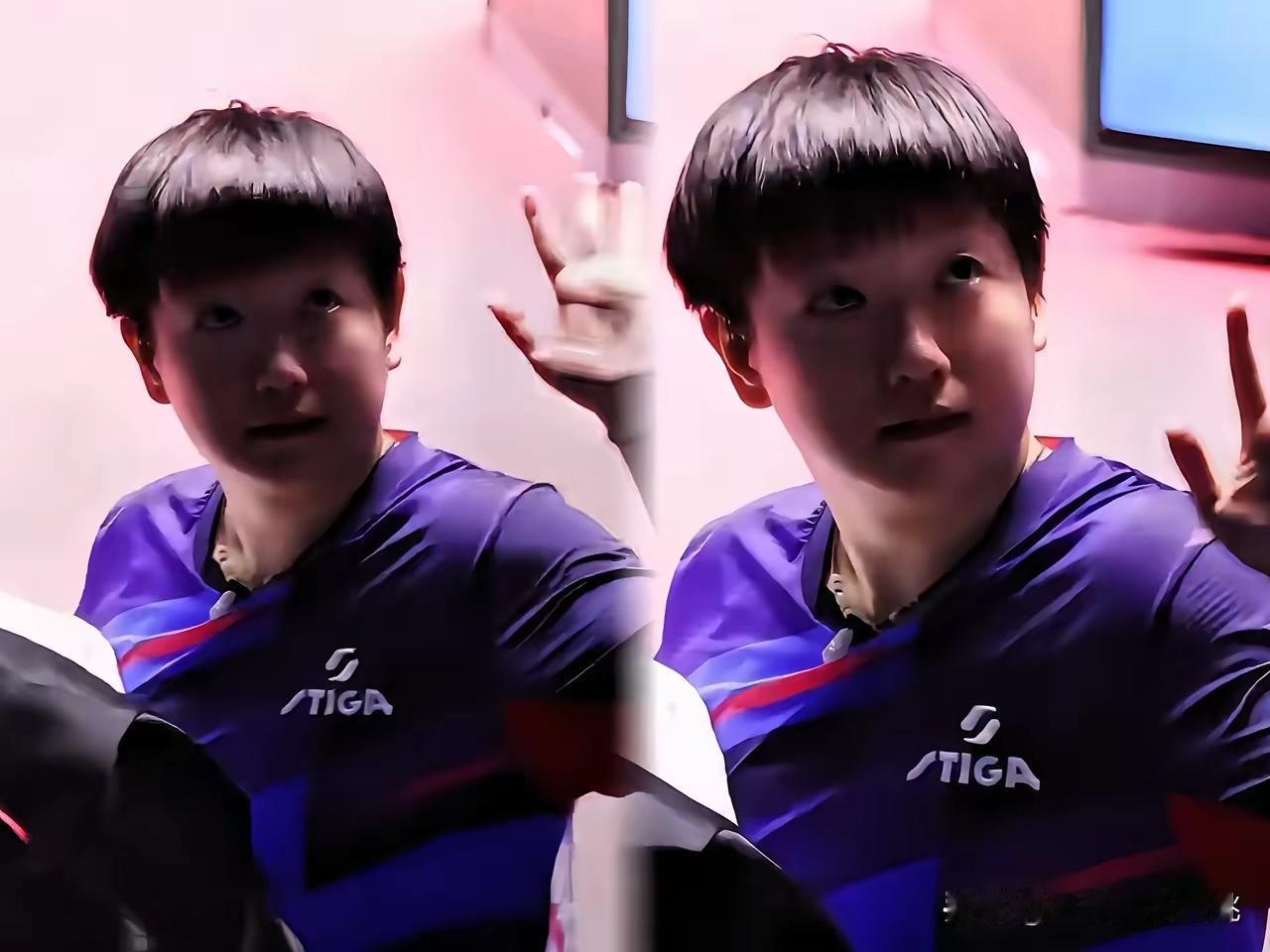 孙颖莎比赛完正要离场，观众席突然有位阿姨放开嗓子喊了一句：“莎莎，妈妈在这