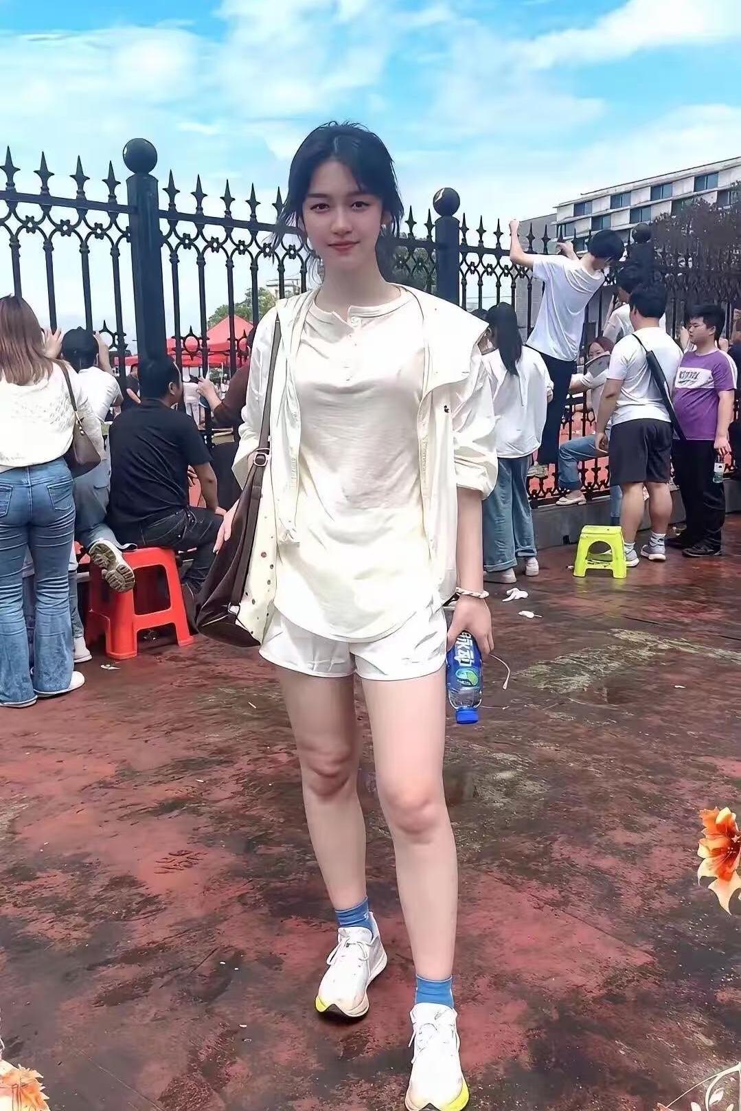 这个闺女是不是黄花不知道，但还是很漂亮的，全身哪都好，就是膝盖部位不好看，肉太多