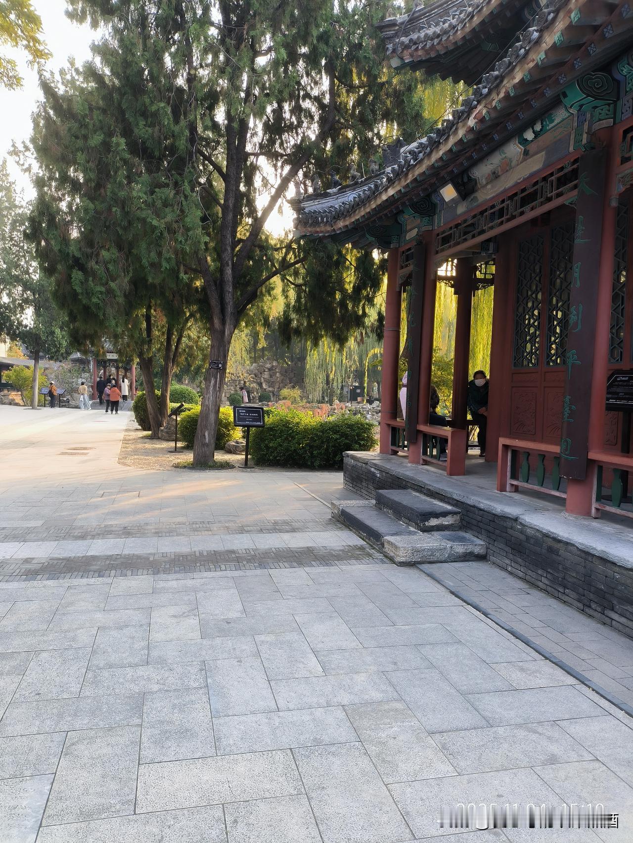 1、尽量少发朋友圈、少晒娃、少秀恩爱，最好别炫富。2、永远不要空手到别人家去，