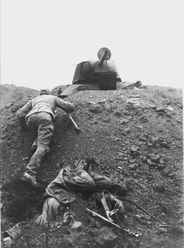 1943年佩列科普地峡战场：德国军官与报废T-34坦克的生死瞬间