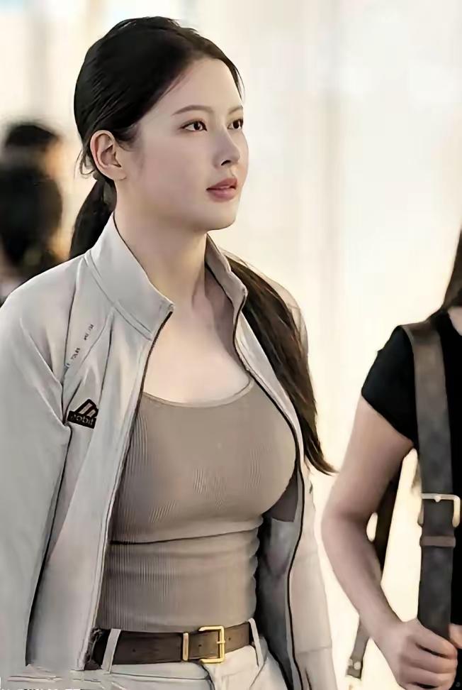 网传王思聪追了杜芊逸六年，这事儿热度居高不下。杜芊逸没网红脸，不博眼球，却凭“拒