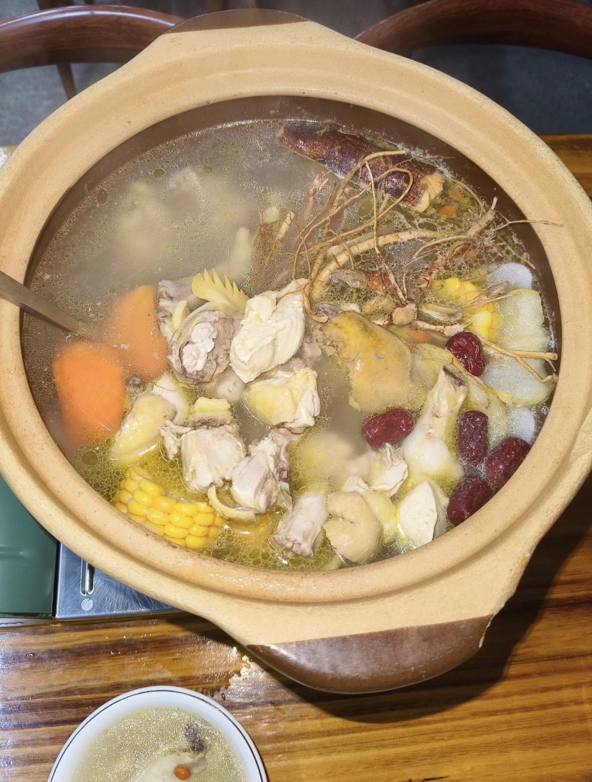 最近网上的莫氏鸡煲火了，刚好想起我从小到大，家里煲鸡汤，都会放一些“树根”，