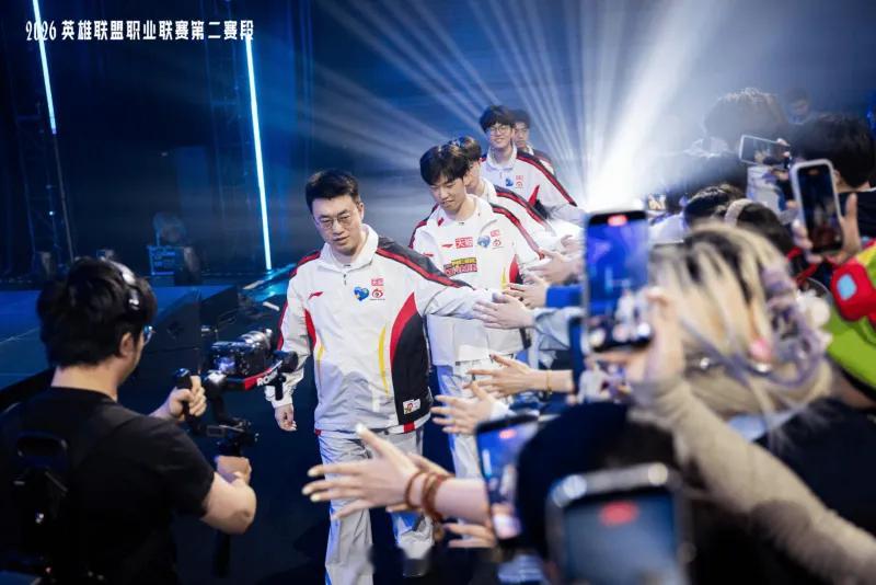 NIP拿到第二胜NIP三路开花成功2-1战胜WBG！恭喜NIP！越打越迷，