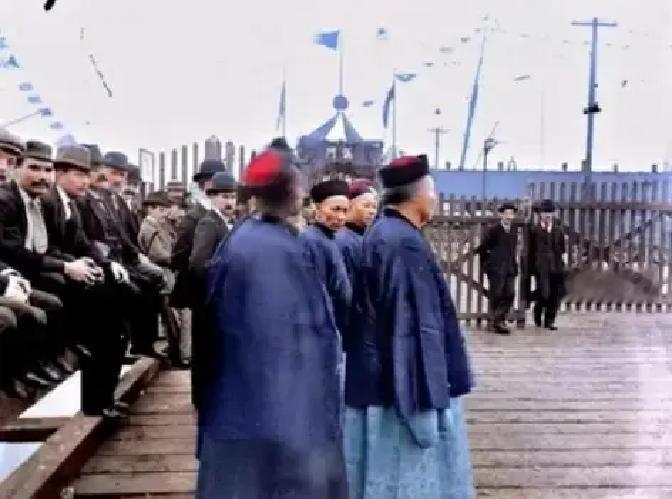 1896年，李鸿章访问美国，为了突显重视，特意穿上了慈禧太后御赐的黄马褂，然而他并没有想到，他在穿着