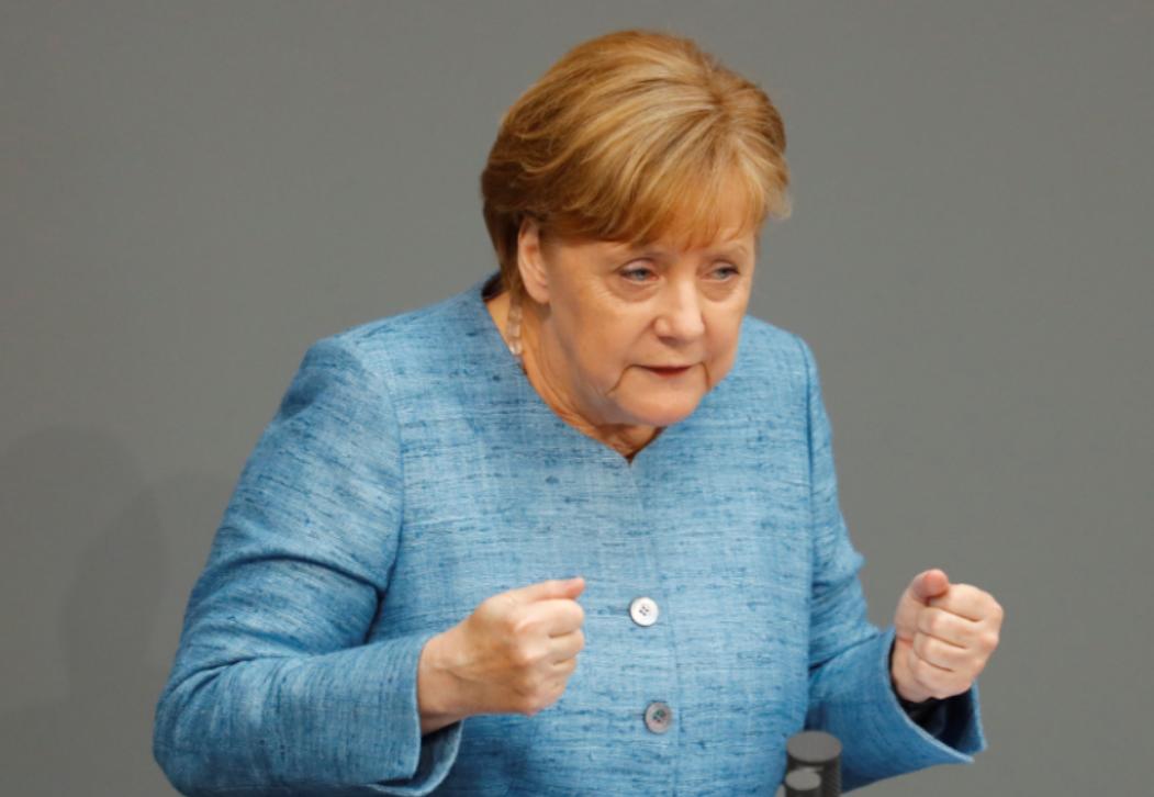 退休几年的默克尔，突然露面了，一开口，就给整个欧洲划了三条线，第一，不许主动和美