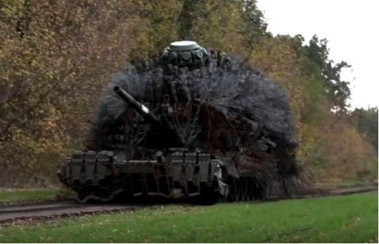 俄军已经把坦克改的难以辨认了，几乎能装的电子战系统、扫雷设备和防护措施都用上了。
