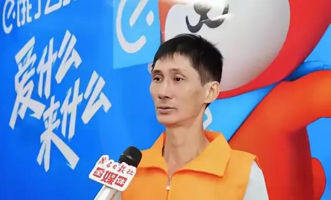 这个人是谁呢？他可是近段时间“好心茂名”的热门人物。他是高州人，名叫吕炜权，在