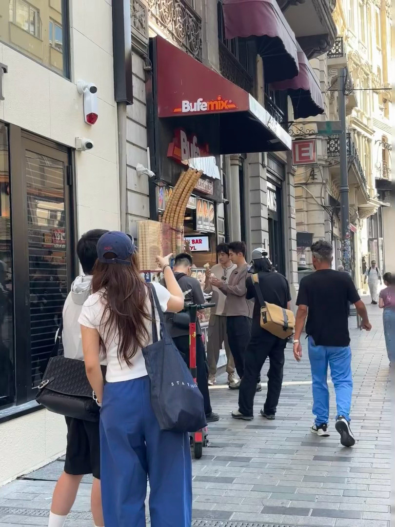 土耳其偶遇黄景瑜王传君黄景瑜王传君土耳其街头吃甜筒网友土耳其街头偶遇黄景瑜王传