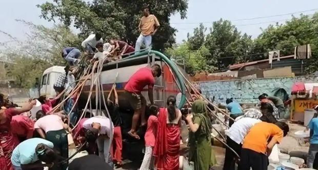 印度的未来毫无希望。我就说一个趋势：全球变暖。印度大部分面积位于热带，气温50℃