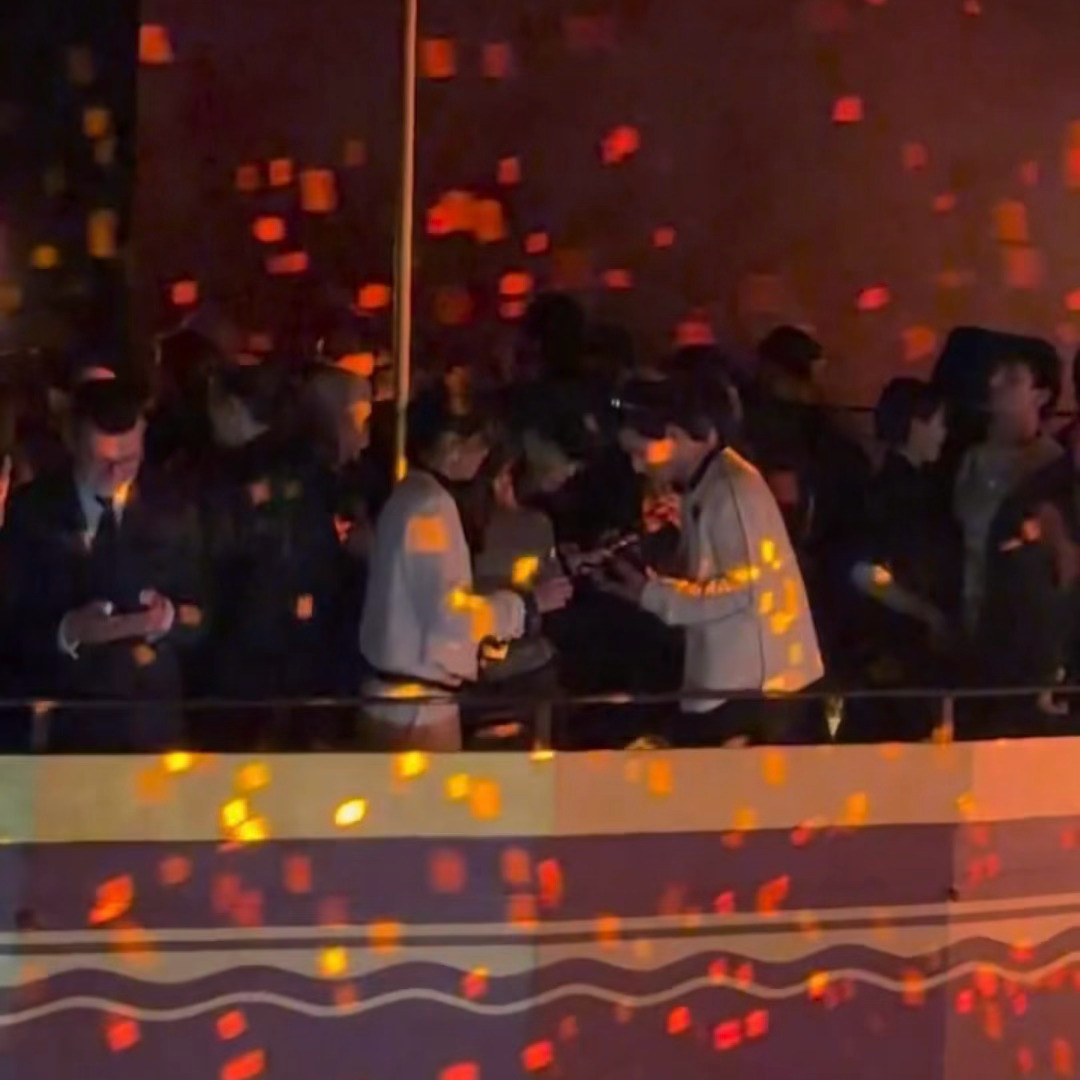 哈哈哈哈哈哈哈哈王一博教辛芷蕾帮他拍照！附p3️⃣影后摄影作品王一博教辛芷蕾帮他