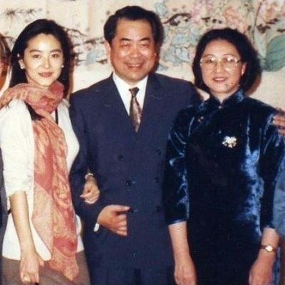 90年代，范曾和林青霞，一张罕见的合影，照片中的范曾穿着西装，看起来很有精神，站