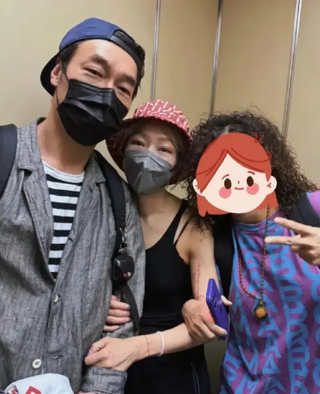 许志安郑秀文香港偶遇低调挽手尽显恩爱